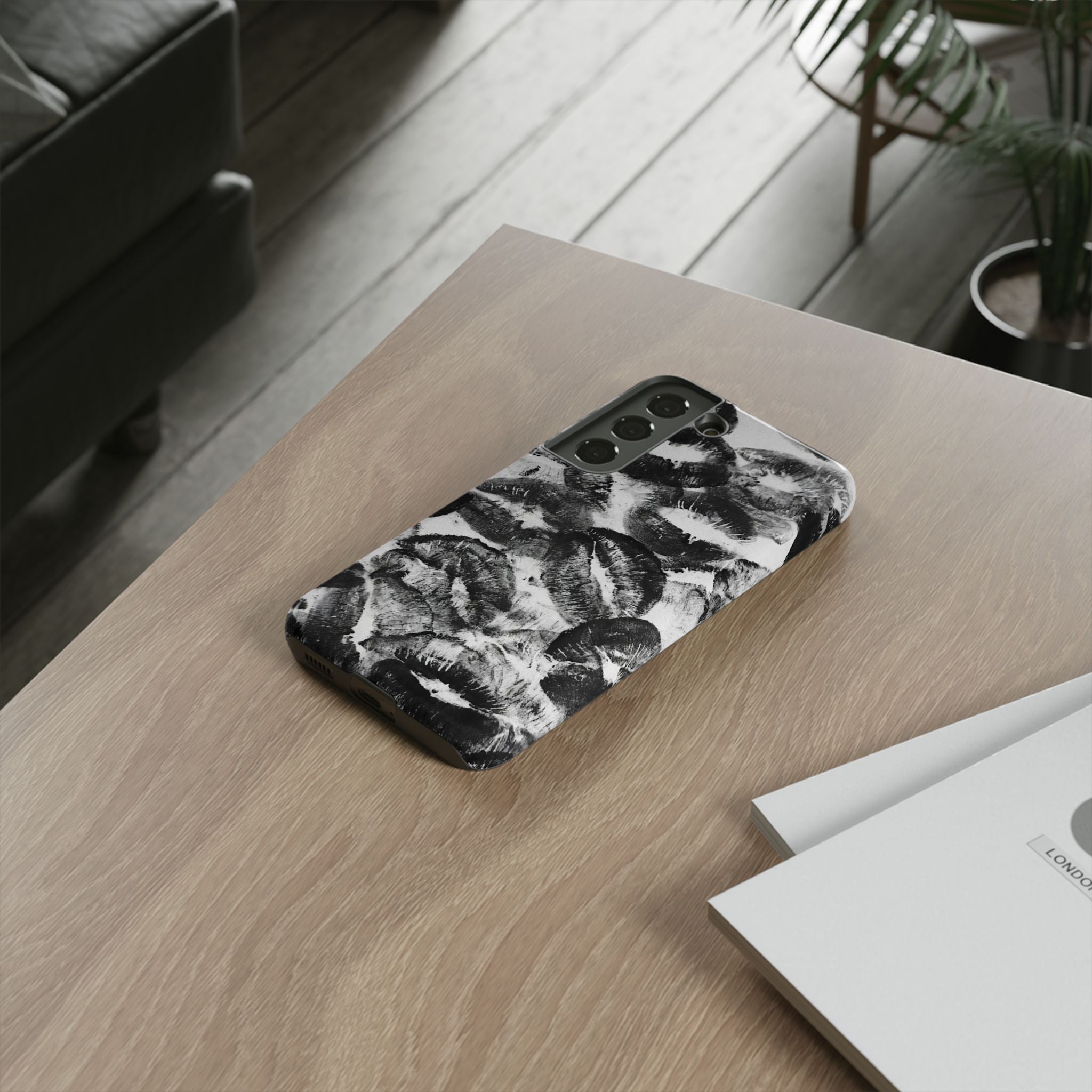 Black and Kiss Design Phone Case