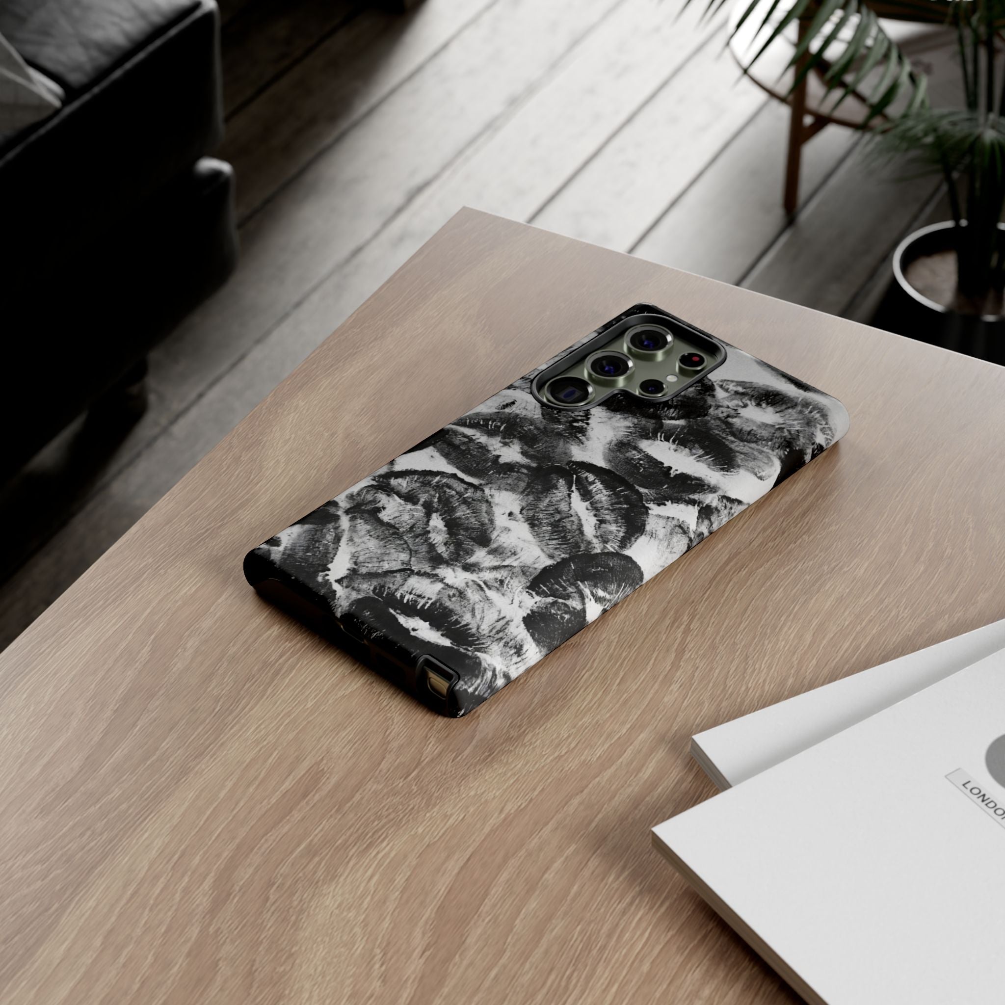 Black and Kiss Design Phone Case