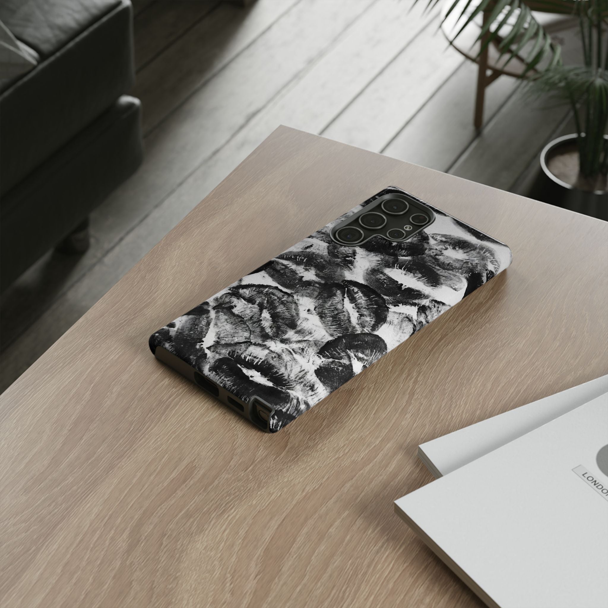 Black and Kiss Design Phone Case