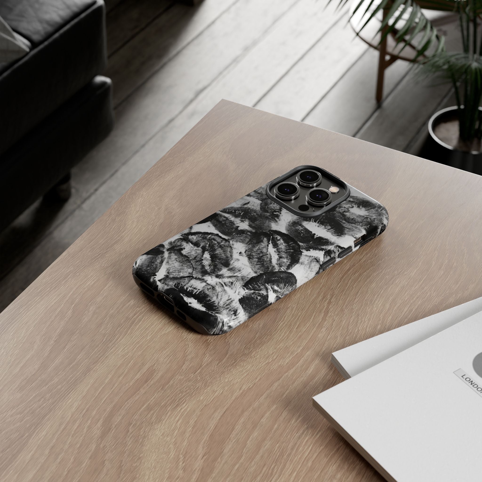 Black and Kiss Design Phone Case